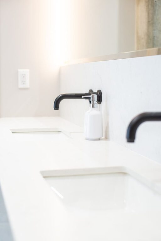 How to Create a Minimalist Bathroom Setup for a Clean, Calm Space